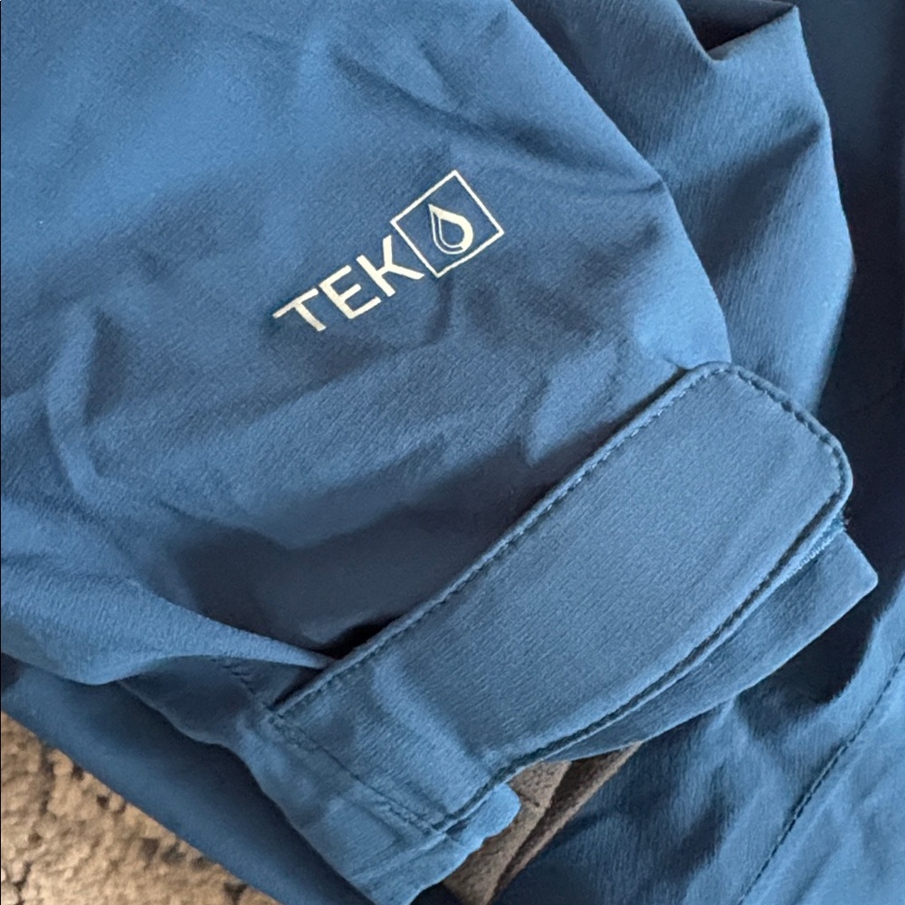 LL Bean Women's Waterproof PrimaLoft Packaway Jacket in dark marine blue - Picture 12 of 12